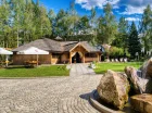 W sporym ogrodzie jest chata grillowa, miejsca do odpoczynku, a nawet fontanna