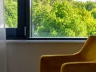 Bujna zieleń za oknem sprzyja odprężeniu