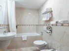 W łazienkach jest prysznic albo wanna