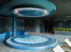 Obok jacuzzi są leżaki do relaksu z widokiem na góry