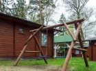 Huśtawki są także w strefie domków