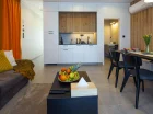 Apartament Relax Horizon 2+2 posiada salon z aneksem kuchennym i sofą