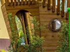 Hotel posiada udogodnienia i atrakcje dla dzieci - w tym plac zabaw w ogrodzie