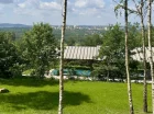 Hotelowy ogród z widocznymi onsenami i panoramą gór