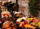 W bufecie nie brakuje owoców i świeżych wypieków