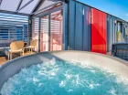 Domek Exclusive nr 13 VIP JACUZZI ma wygodny taras z jacuzzi