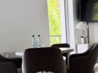 Ma odrębną sypialnię oraz salon z aneksem kuchennym