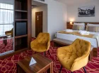 Pokoje są wyposażone w TV, WiFi, telefon, minibar i sterowaną klimatyzację