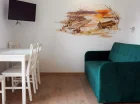 W pokoju dziennym domku mieści się rozkładana 2-osobowa sofa