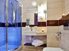 Łazienka pokoju w hotelu z kabiną prysznicową