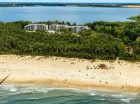 Resort mieści się pomiędzy brzegiem Bałtyku i Zatoką Wrzosowską