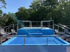 Obok jacuzzi znajduje się brodzik i strefa leżaków