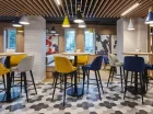 Wnętrza hotelu są urządzone nowocześnie i ze smakiem