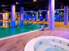 Obok basenu jest dostępne także wewnętrzne jacuzzi