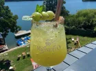 Drink na tarasie restauracji ponad strefą rekreacyjną