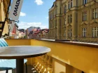 Balkony wychodzą na zabytkową ulicę centrum miasta