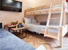 Mieści się tu rozkładana sofa oraz łóżko piętrowe 2+1