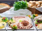 Śniadanie i obiadokolacja są podawane w formie bufetowej