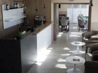 W hotelu jest także kawiarnia i bar