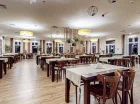 Mieści się tutaj przestronna sala restauracyjna
