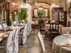 Stylowa sala restauracyjna w XIX-wiecznym budynku