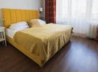 Pokój jest wyposażony w wygodne łóżko, smart TV, wifi, lodówkę i sejf