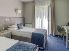 W wyposażeniu: TV, telefon, WiFi, sejf, minibar, zestaw do parzenia kawy/herbaty