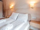 W apartamencie jest 1 lub 2 odrębne sypialnie
