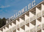 To obiekt o modernistycznej architekturze i przestronnych pokojach