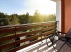 Każdy pokój ma balkon z widokiem na podgórski las