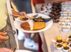 Hotelowa restauracja podaje śniadanie w formie bufetu