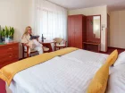 Klasycznie urządzone pokoje są wyposażone w TV, Wi-Fi, sejf, lodówkę
