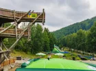 Jest tu m.in. wieża do skoków na wielką, dmuchaną poduszkę