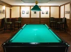 W hotelu jest stół bilardowy