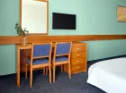 W pokoju jest wifi, TV, biurko, ręczniki