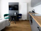 W każdym apartamencie jest stolik z krzesłami