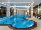 W hotelowej strefie spa znajduje się duży basen i 3 wanny jacuzzi