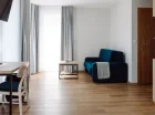Apartament standard posiada część dzienną z kanapą