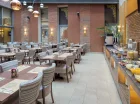 Przestronna restauracja śniadaniowa zapewnia bogate śniadanie w formie bufetu