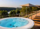 Jacuzzi jest także na tarasie słonecznym