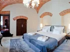 Apartament Krasicki ma elegancką i stylową sypialnię z wielkim łóżkiem