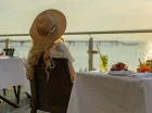 Z tarasu restauracji On Deck można podziwiać morze i plażę