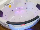 Wanna z hydromasażem w łazience apartamentu 2+2