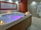 Przestronne jacuzzi zachęca do relaksujących kąpieli