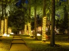 Klimatyczne oświetlenie uprzyjemnia wieczorne spacery