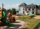 Są tu zjeżdżalnie, domki do zabawy i wieże do wspinaczki