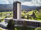 Hotel ma kształt wysokiej wieży, dzięki czemu pokoje oferują widok na góry