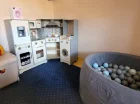 Pokój zabaw dla dzieci oferuje różnorodne zabawki