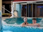 W strefie basenowej na gości czekają baseny i jacuzzi