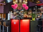 W barze można zamówić zarówno napoje zimne i gorące jak też rozmaite koktajle